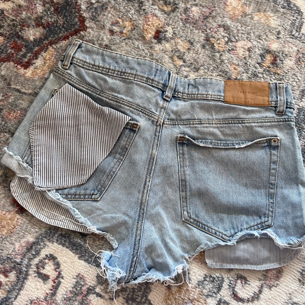 Zara size 26 light washed denim shorts with stripe bandana
